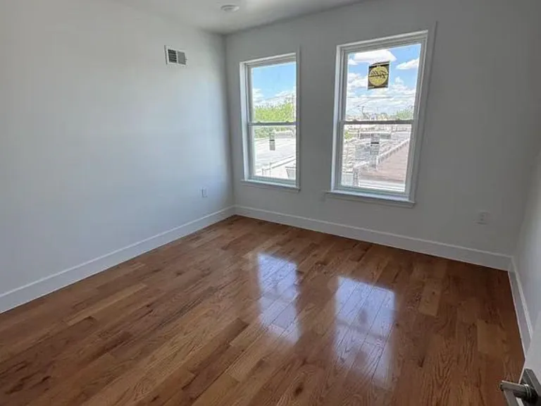 2611 S Marshall St — Photo 4
