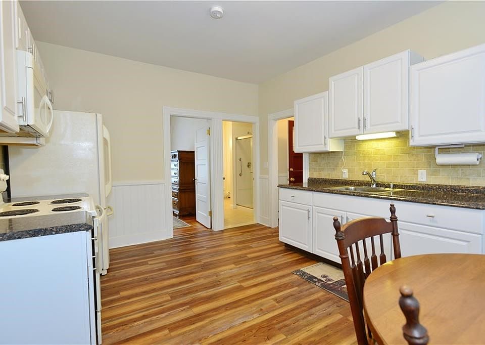 1st floor kitchen new counters,cabinets, backsplash,flooring, freshly painted!