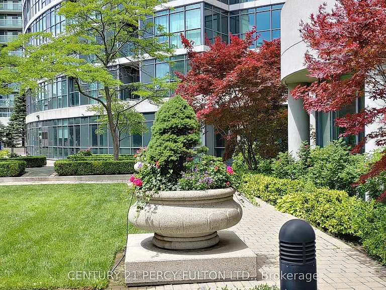 28 Harrison Garden Blvd #709 — Photo 17