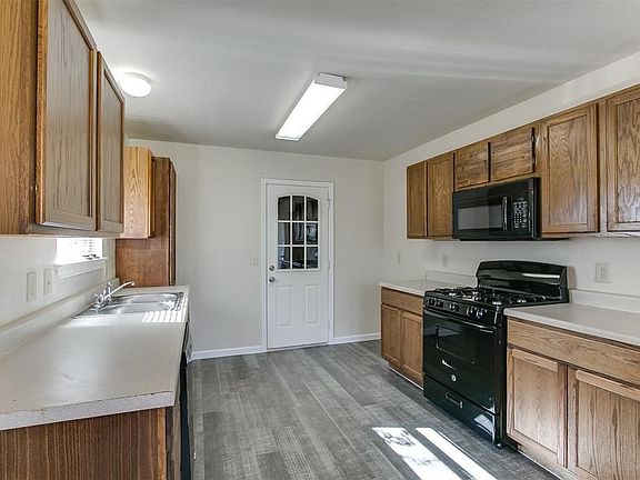 3rd image of 3900 Briar Hollow Dr