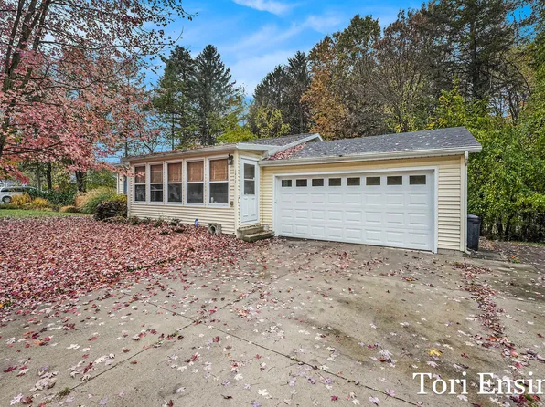 1311 Crescent St, Greenville, MI 48838