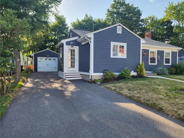 30 Barney St, Rumford, RI 02916