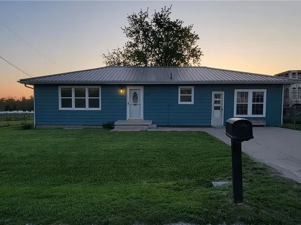 715 Clinton Ave, Osborn, MO 64474