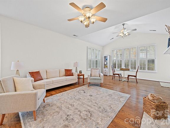 5th image of 2324 Jade Ln
