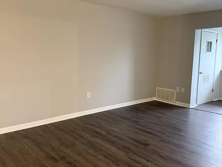 140 Royal Oak Dr #I — Photo 5