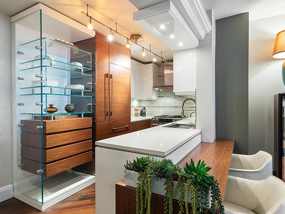 4th image of 100 W 57th St APT 15F
