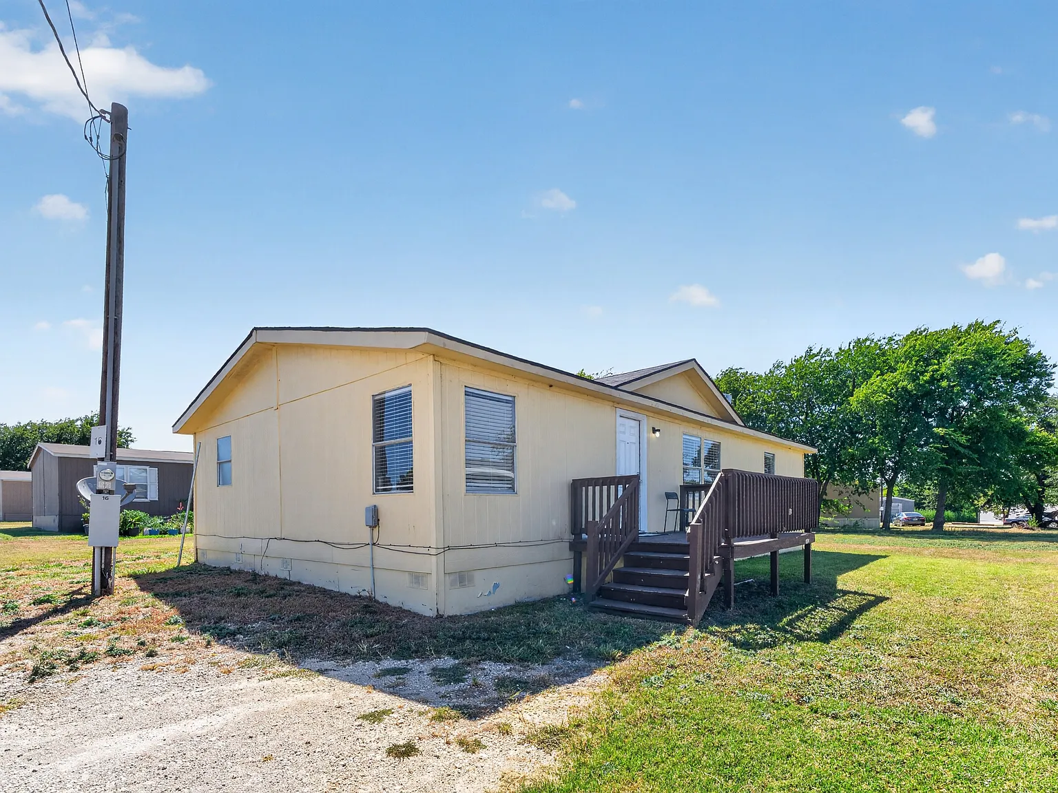 3 bed, 1400 sqft, $1,630 — Photo 2