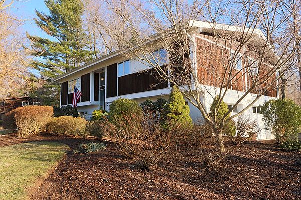 1st image of 51 Bluebird Dr