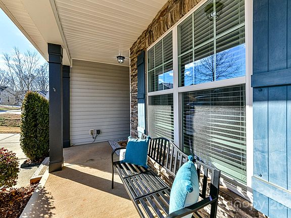 3rd image of 124 Carolinian Dr