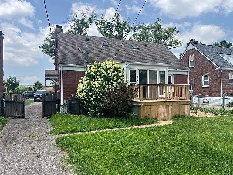 109 Ridgeway Ave — Photo 2
