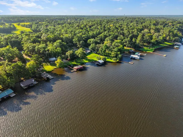 1907 E Lake Dr, Gladewater, TX 75647