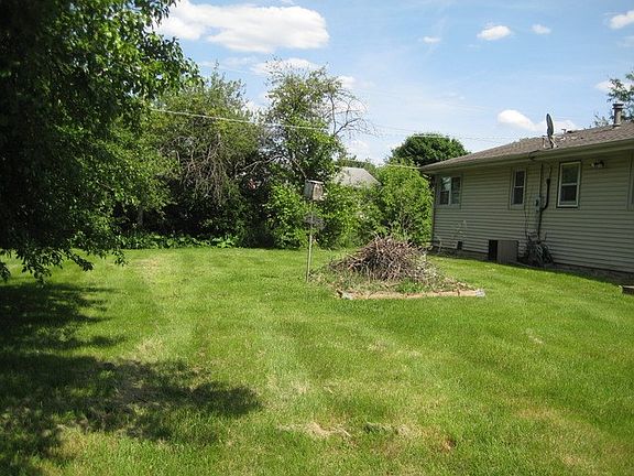3rd image of 225 Redwood Ave