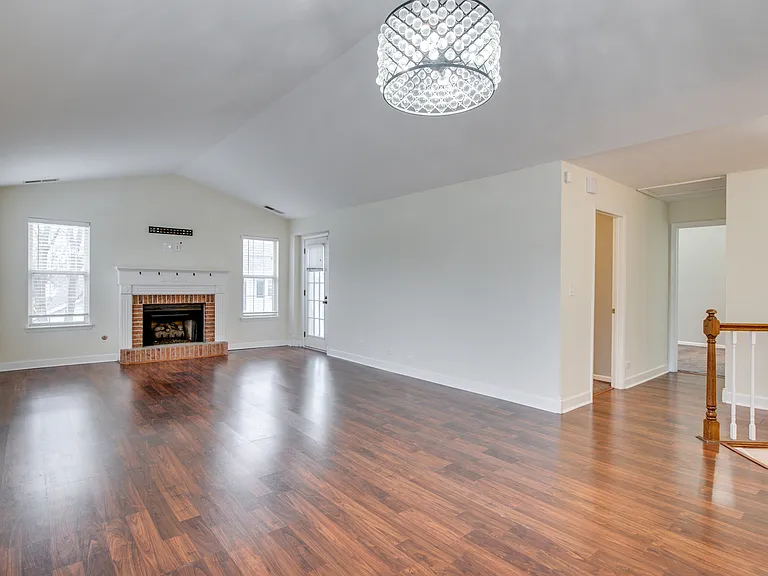1829 Quaker Hollow Ln #1829 — Photo 2