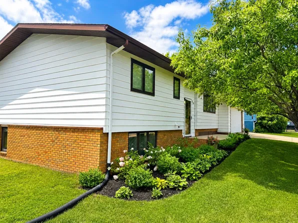 310 16th Ave SE, Minot, ND 58701
