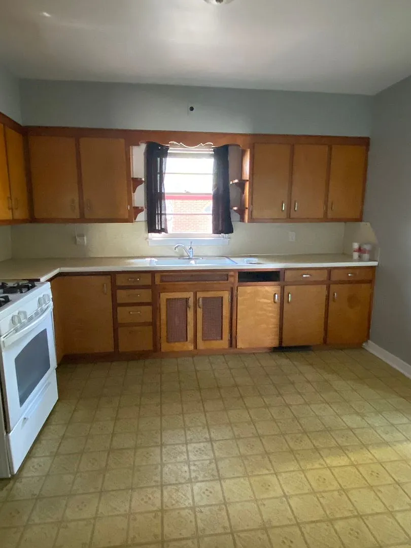 2 Bedroom, 1 Bath Single Family Home with Single Stall Garage 920 Ashland Waterloo, IA — Photo 4