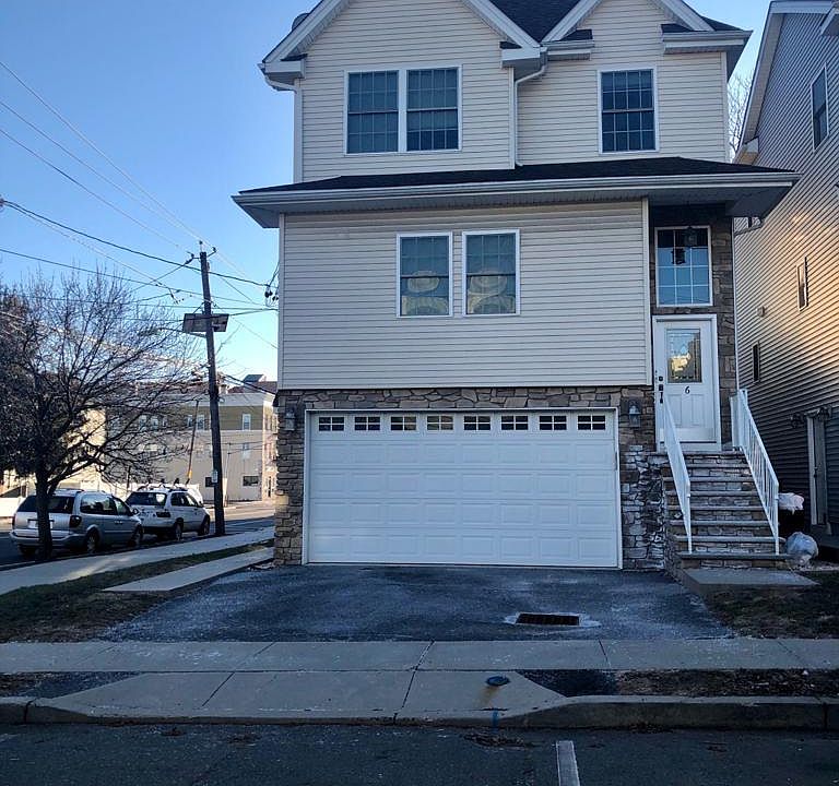 Corner lot with plenty of natural light. One car parking on driveway.