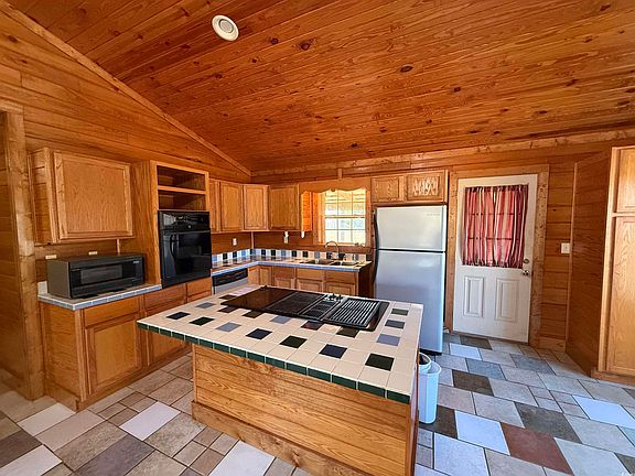 5th image of 115 Roberts Ln.