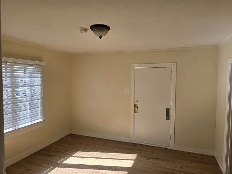 2812 3/4 Hillcrest Dr — Photo 3