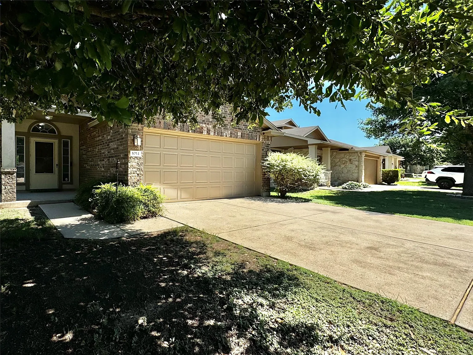 3 bed, 2.0 bath, 1360 sqft, $2,100 — Photo 2