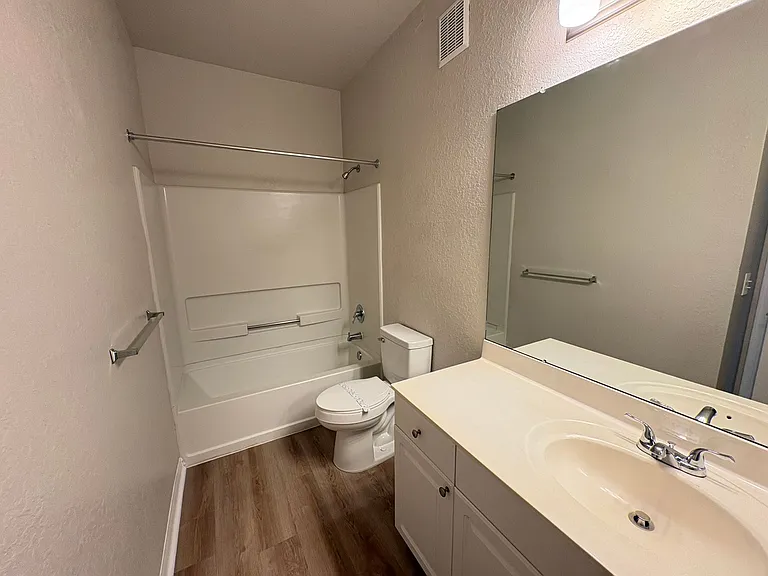 1004 Hemingway Cir — Photo 4