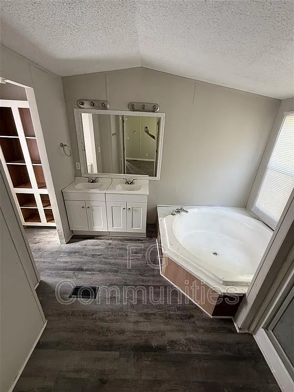 3160 Dunn St — Photo 3