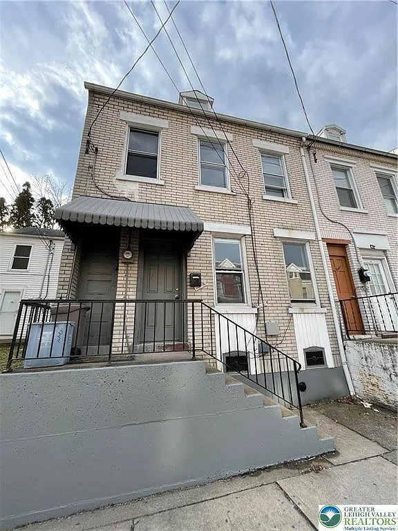 3 bed, 1.5 bath, 1146 sqft, $1,750 — Photo 1