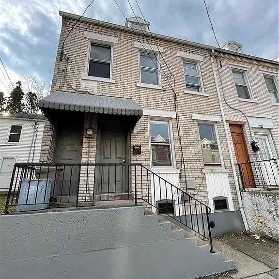 944 W Gordon St — Photo 1