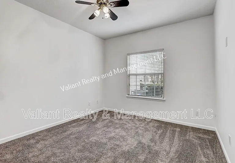 575 Oakleaf Plantation Pkwy #1-1303 — Photo 17