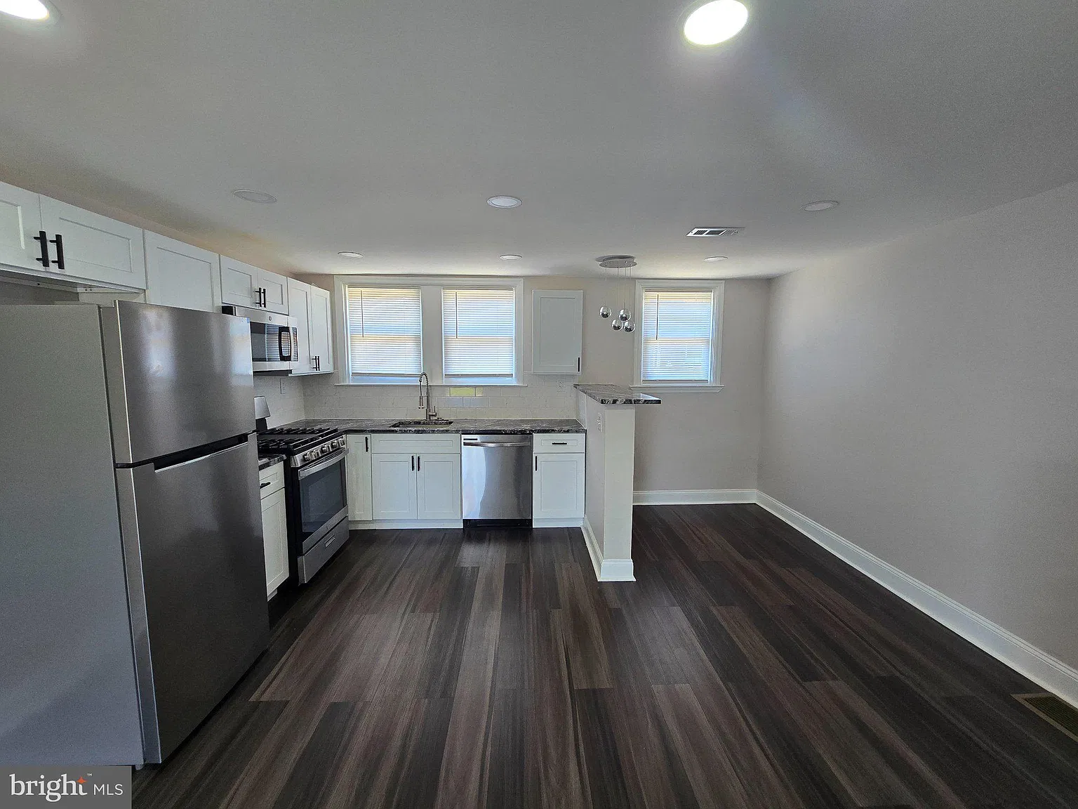 2 bed, 2.0 bath, 900 sqft, $1,600 — Photo 3