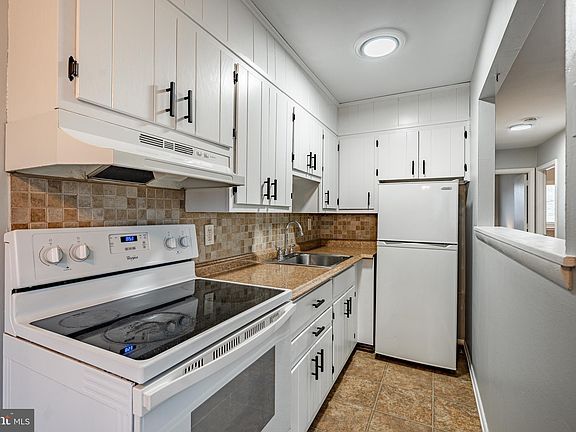 3rd image of 447 Pine St APT A3