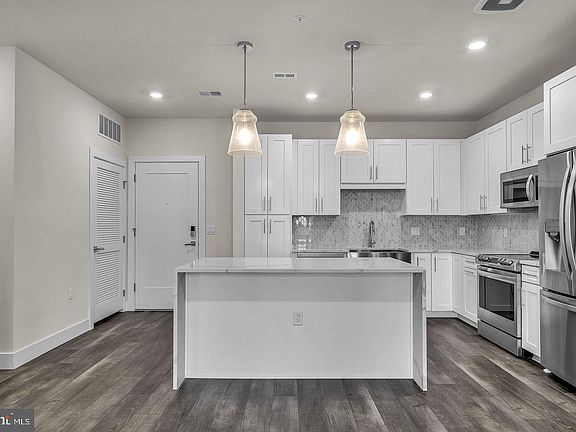 3rd image of 1761 Old Meadow Rd #413