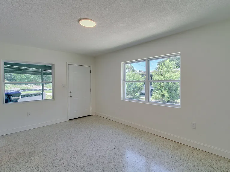 1618 Indiana Ave — Photo 3