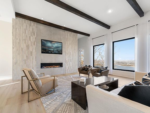 3rd image of 111 Bluff View Dr