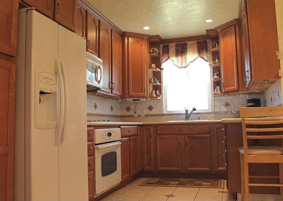 2nd image of 122 Palm Ln