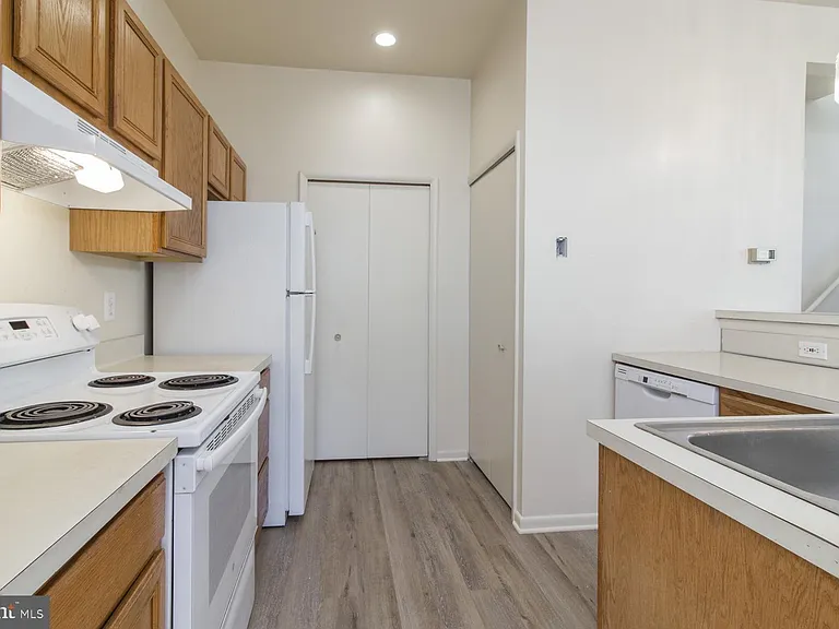 1004 Barbaras Ct — Photo 10