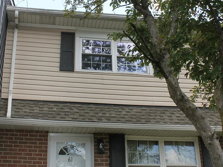 61 King Charles Cir — Photo 2