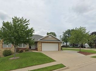 5101 Park Pl, Dubuque, IA 52002