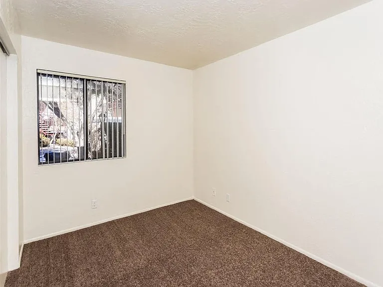 University Square Apartments — Photo 22
