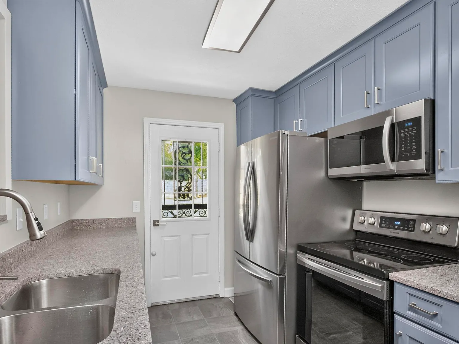 3 bed, 1.5 bath, 1286 sqft, $2,250 — Photo 3