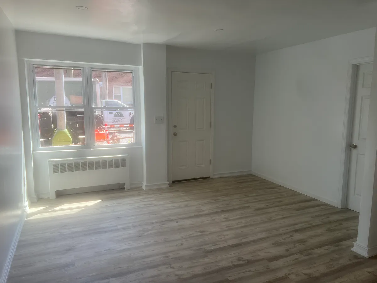 Entrance and Living room - 914 Rhinelander Ave