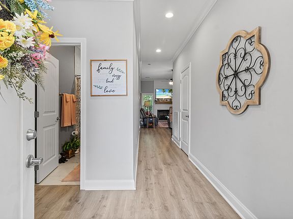 3rd image of 406 Lowline Dr