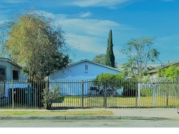7411 Parmelee Ave, Los Angeles, CA 90001