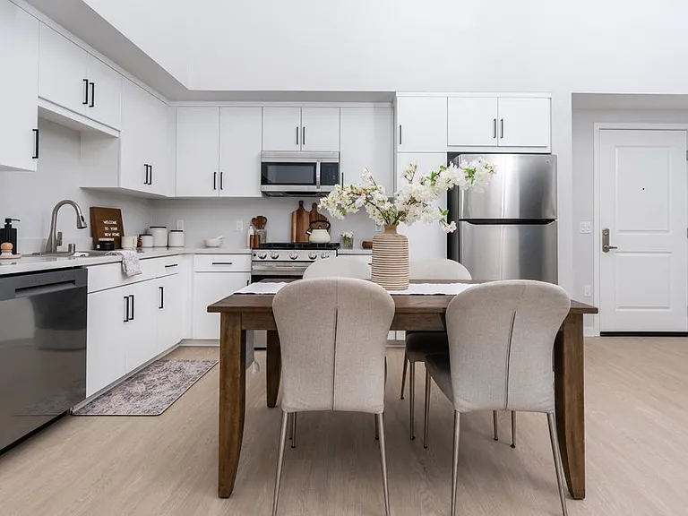 Downtown Ontario Luxury Apartments — Photo 41