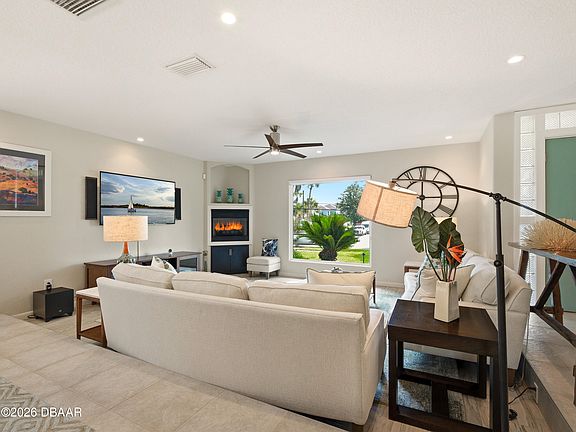 3rd image of 1508 S Riverside Dr