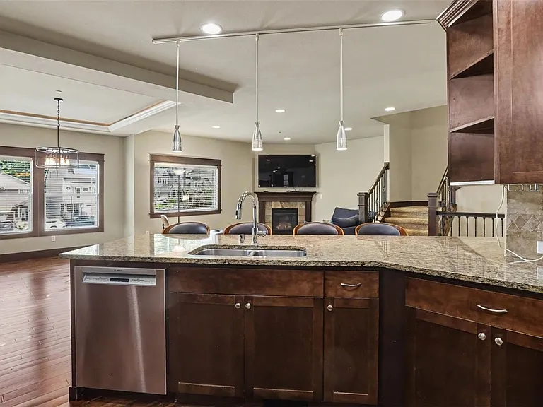 1357 Elma Pl NE — Photo 5