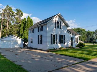 1210 S Pearl St, New London, WI 54961