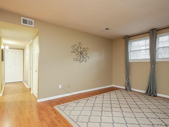 2nd image of 101 Algiers Ct APT 4