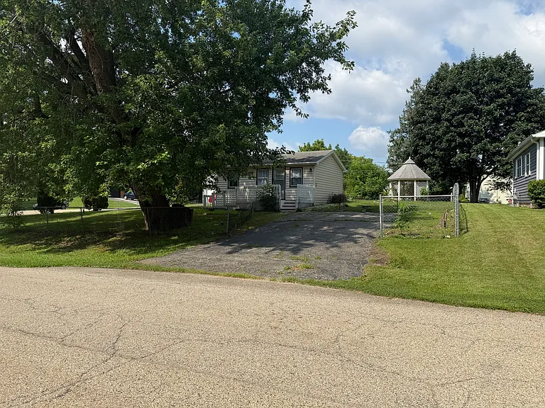 2607 Walnut Dr — Photo 2