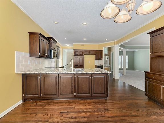 4th image of 516 NE Emerald Dr