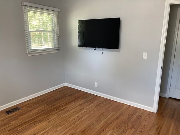 3rd image of 212 Cedar Dr